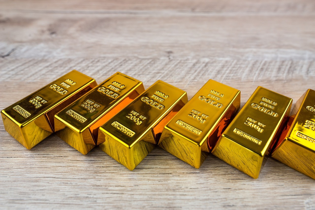 Contrarian Gold Trading: Profiting by Going Against the Retail Herd